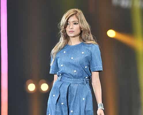 ローラ、3万人を沸かせる美貌 デニムワンピで初夏のウォーキング<TGC 2015S/S>