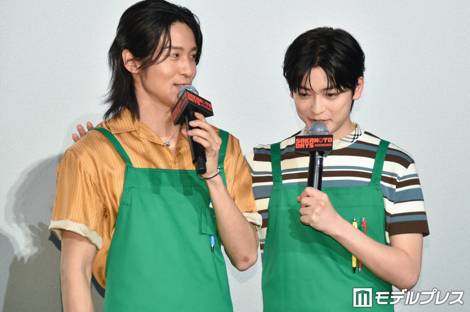 肩を組んで挨拶する目黒蓮、高橋文哉（C）モデルプレス