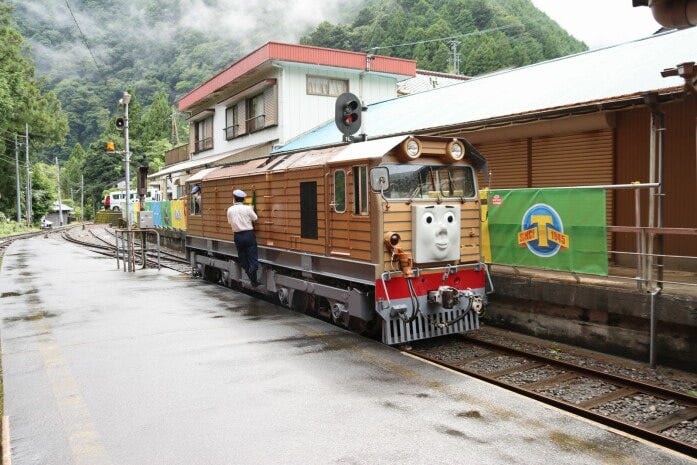 奥泉駅で「きかんしゃトビー」は入れ替えを行う