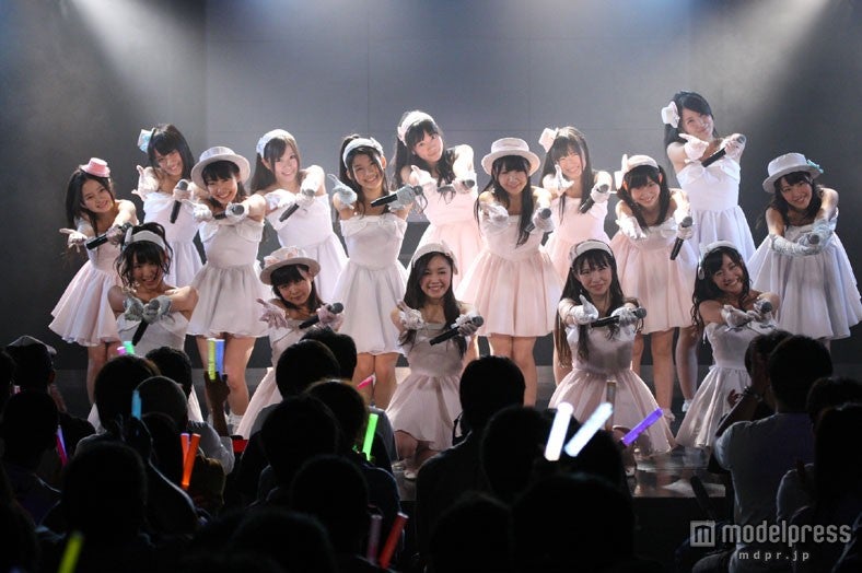 「体育館で朝食を」（C）AKS