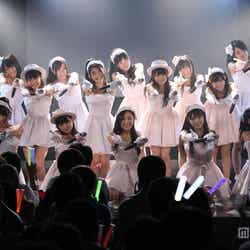 「体育館で朝食を」(C)AKS