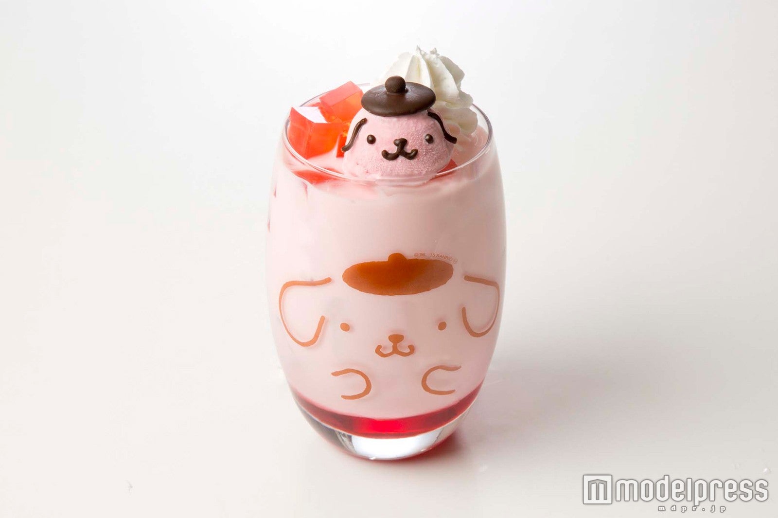 アイスonストロベリーミルク800円（税込864円）（C）1996，2016 SANRIO CO．，LTD．APPROVAL NO．S571455