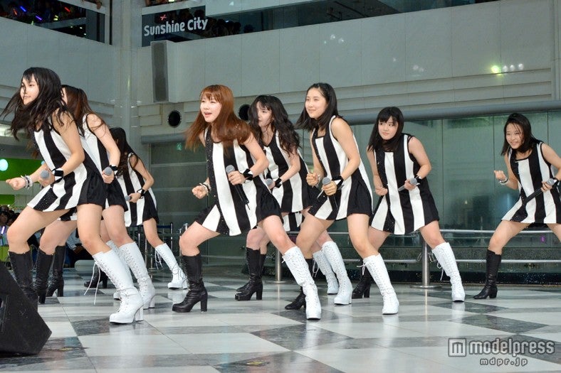 新曲「わがまま 気のまま 愛のジョーク」「愛の軍団」（8月28日リリース）を披露したモーニング娘。