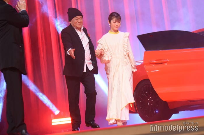 池田秀一にエスコートされる浜辺美波(C)モデルプレス