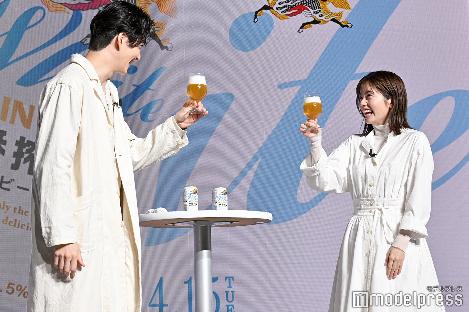 乾杯する岡田将生、小芝風花（C）モデルプレス