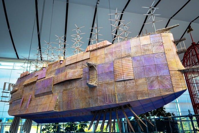 上を見上げると『天空の城ラピュタ』のオープニングに登場する「空飛ぶ巨大な船」があります。プロペラを回しながら、ゆっくり上下する全長約7ｍの船です