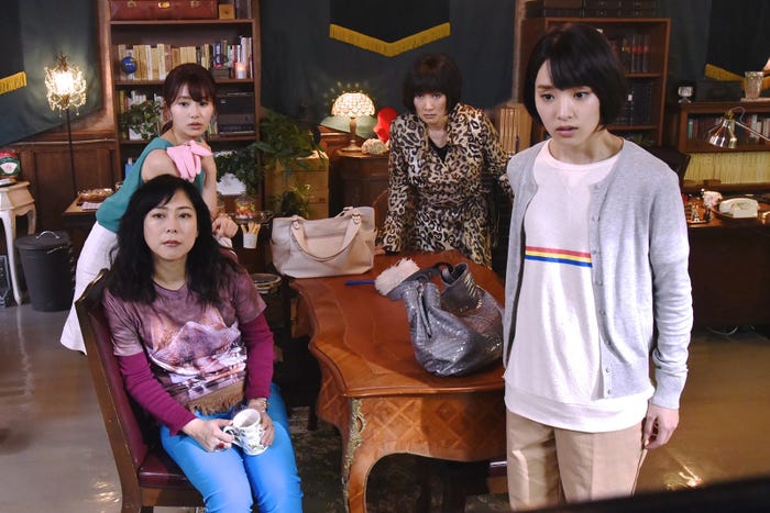 椿鬼奴、内藤理沙、余貴美子、剛力彩芽/「家政夫のミタゾノ」第1話より(C)テレビ朝日