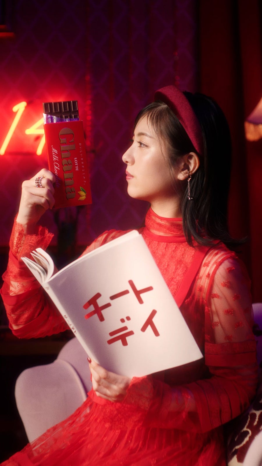 浜辺美波／新WEB動画「チートデー」篇より（提供写真）