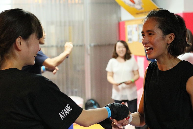 勝利に笑顔を見せる持永真実（右）／画像提供：所属事務所