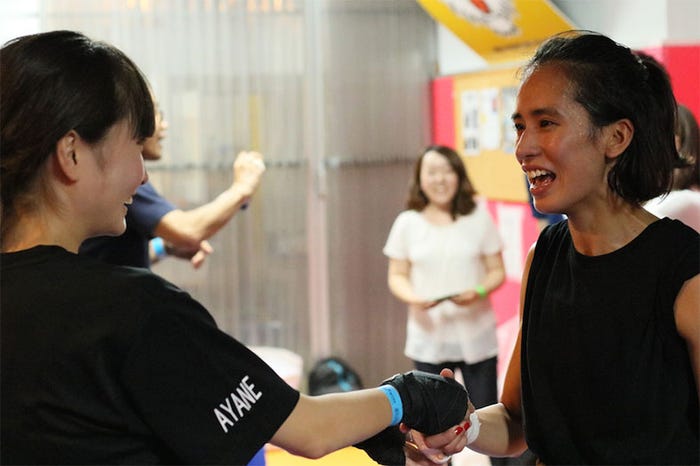 勝利に笑顔を見せる持永真実(右)/画像提供:所属事務所