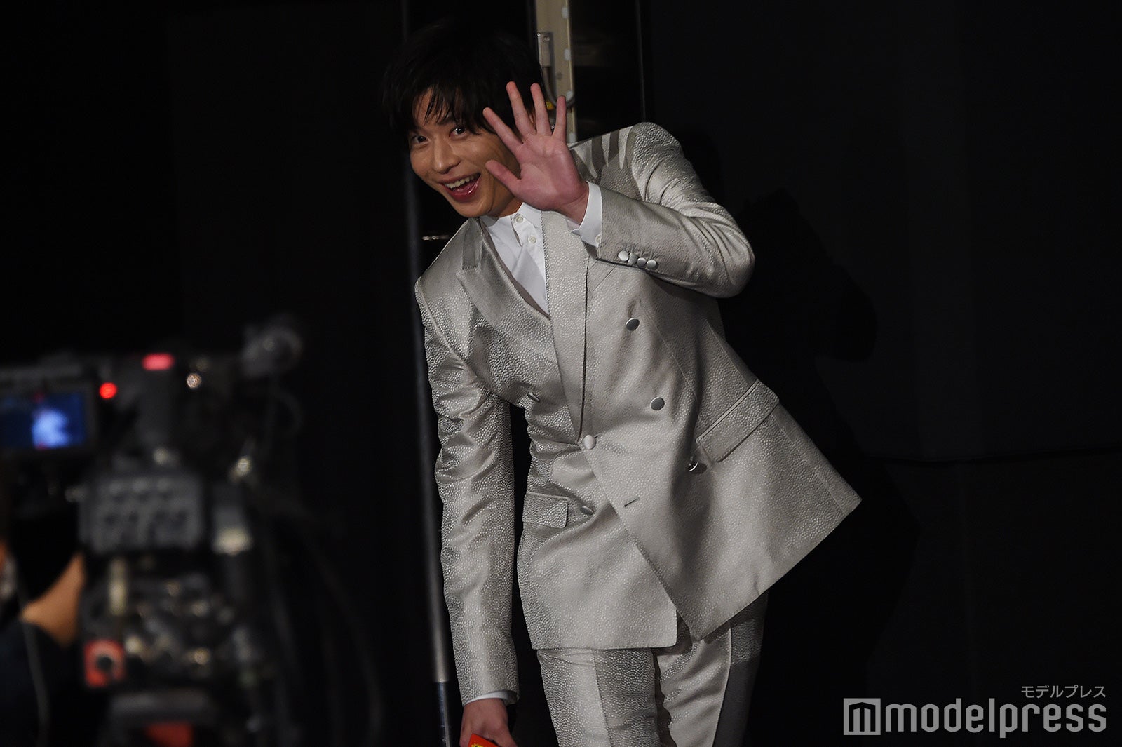 中継にファンサービスをする田中圭（C）モデルプレス