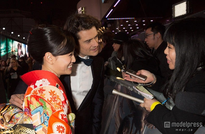 現地マスコミの取材を受ける前田敦子、オーランド・ブルーム