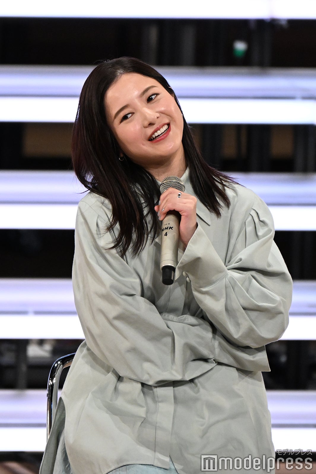 質問に悩む吉高由里子（C）モデルプレス