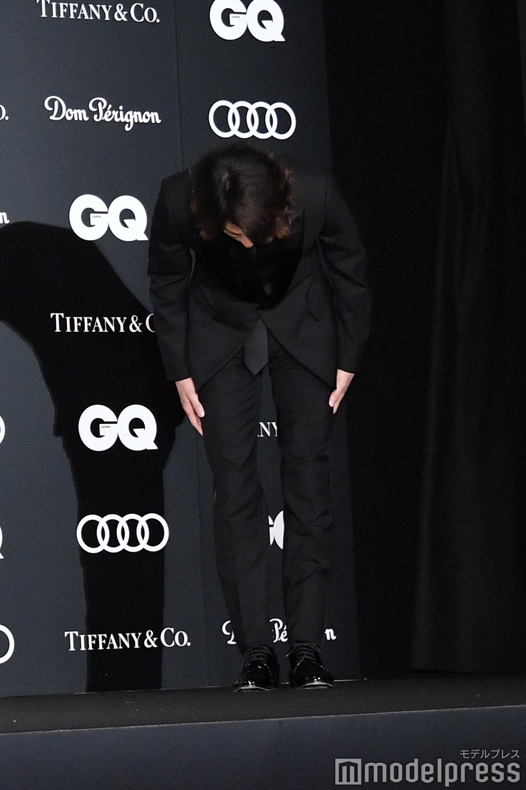 深々とお辞儀をする横浜流星 （C）モデルプレス