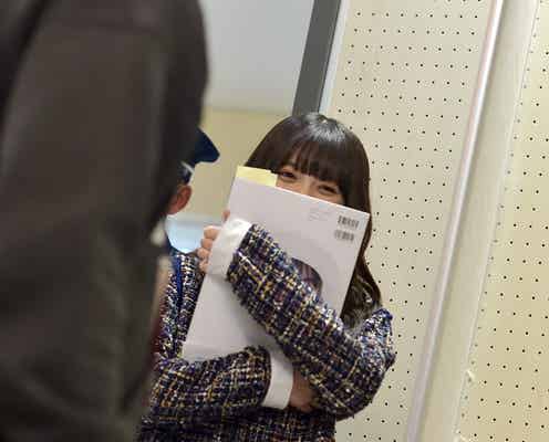 照れて困る“あしゅ”も可愛い…乃木坂46齋藤飛鳥・1st写真集「潮騒」が大台突破