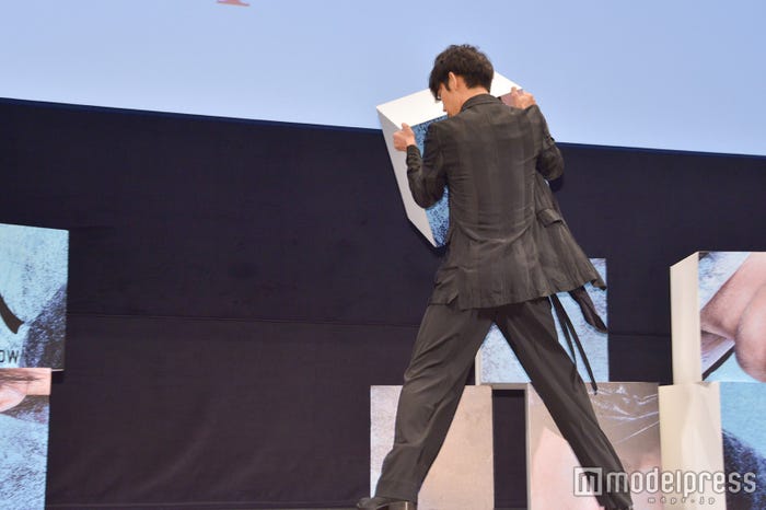 急に機敏な動きを見せる綾野剛(C)モデルプレス