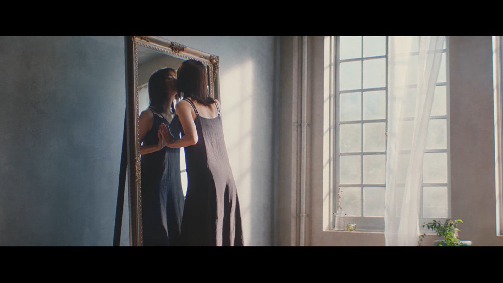 佐々木希／新CM「みつめる篇」場面カットより（C）2022 GMO CLICK Securities, Inc. All Rights Reserved.