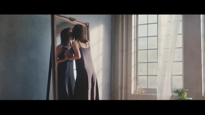 佐々木希/新CM「みつめる篇」場面カットより(C)2022 GMO CLICK Securities, Inc. All Rights Reserved.