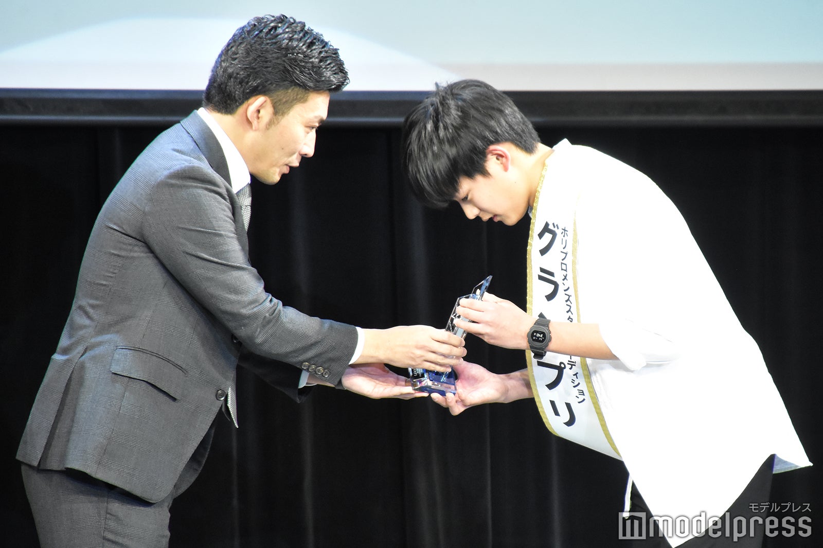 （右）鍛冶原日向さん（C）モデルプレス