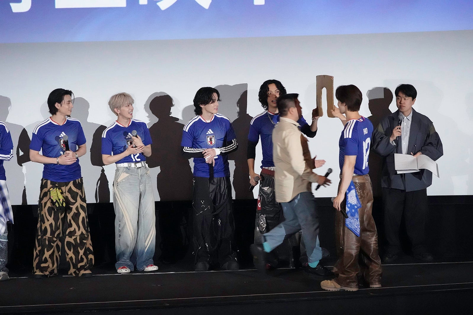 （左から）西洸人、高塚大夢、川西拓実、池崎理人、アタック西本、與那城奨、かみちぃ（C）LAPONE ENTERTAINMENT