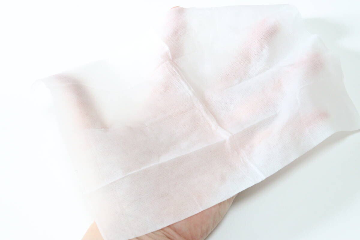 ダイソーのトイレに流せるボディシートを広げる