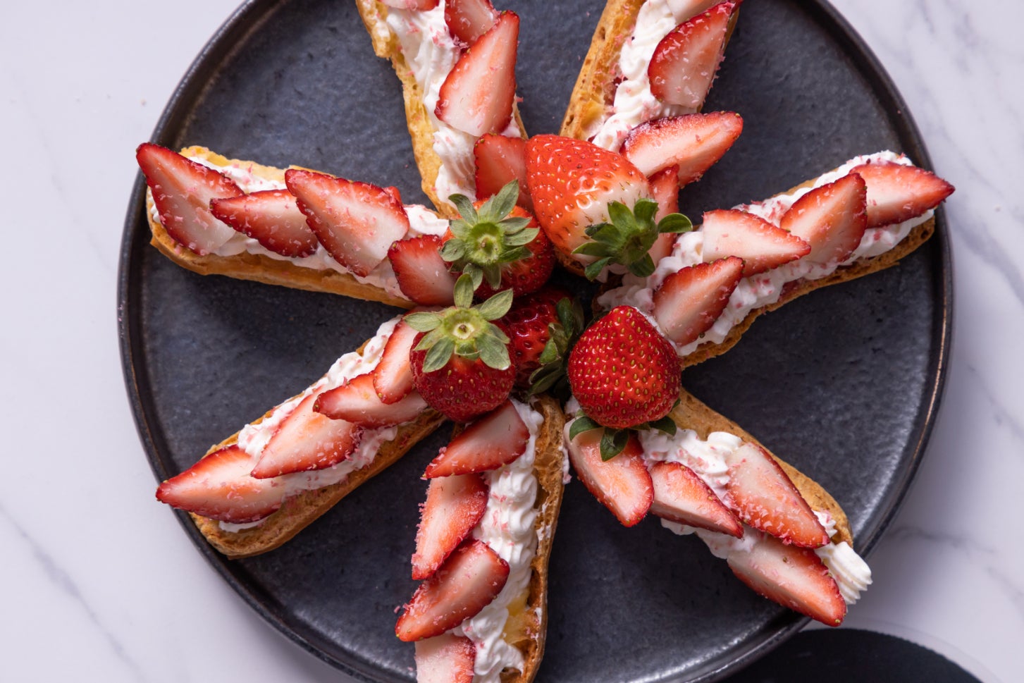 苺のエクレア オミジャ茶 シャンティークリーム（韓国）／画像提供：コンラッド大阪