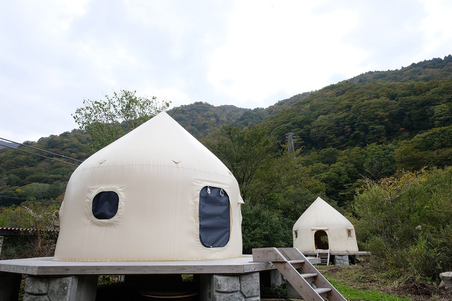 群馬に無人駅グランピング施設「DOAI VILLAGE」旧駅務室カフェ&大自然で“ととのう”サウナを完備