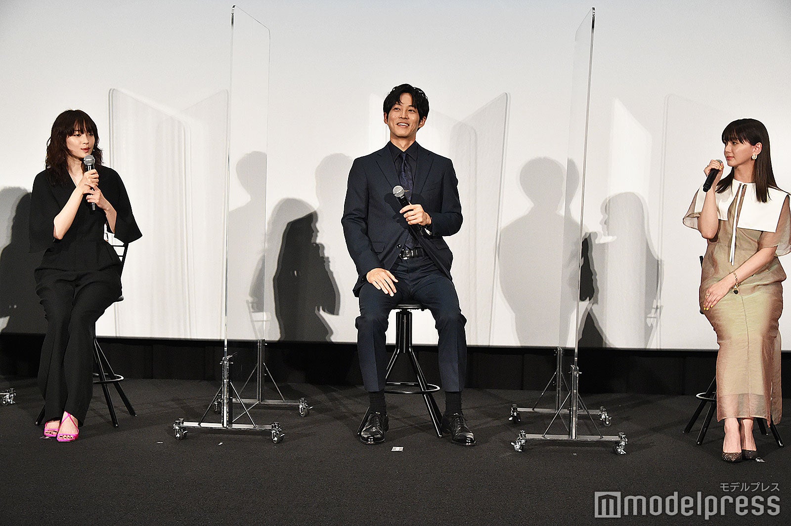 撮影を懐かしむ広瀬すず、松坂桃李、多部未華子（C）モデルプレス