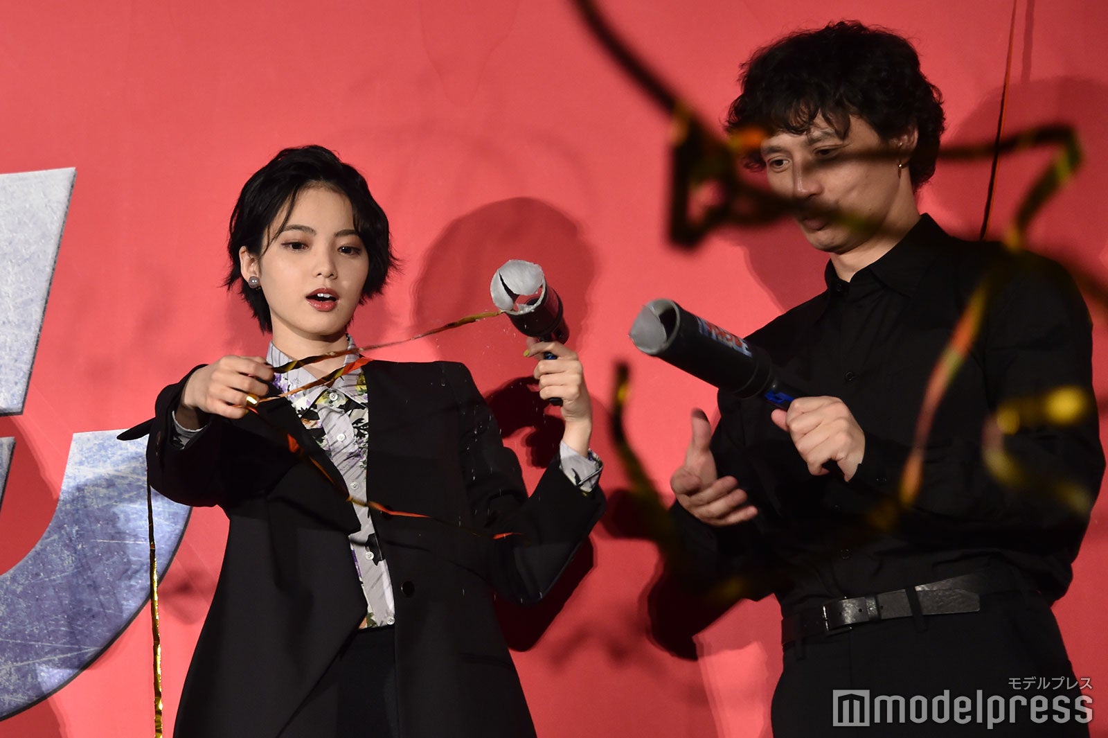 特攻テープが絡まる平手友梨奈（C）モデルプレス