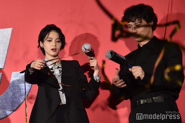 特攻テープが絡まる平手友梨奈(C)モデルプレス