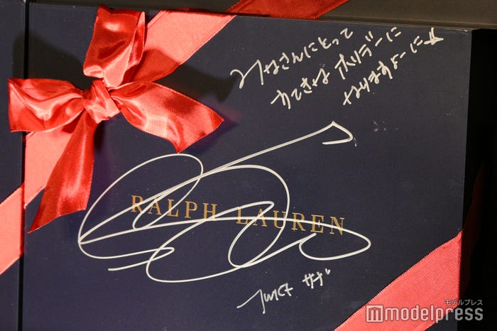 サナのサイン(C)モデルプレス