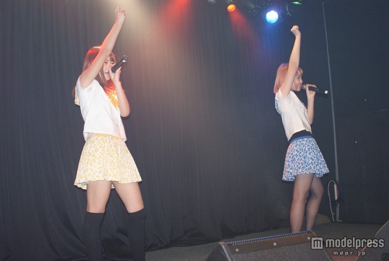 ライブイベント中の坂井樹乃、江崎ななほ