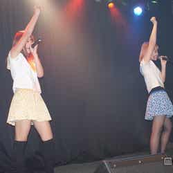ライブイベント中の坂井樹乃、江崎ななほ