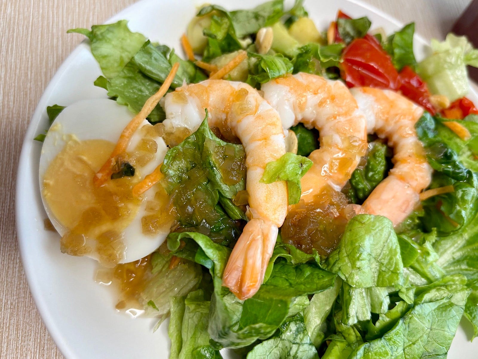 玉ねぎのコクとシークヮーサーの爽やかな風味が◎。サラダをパクパク食べられるおいしさです!