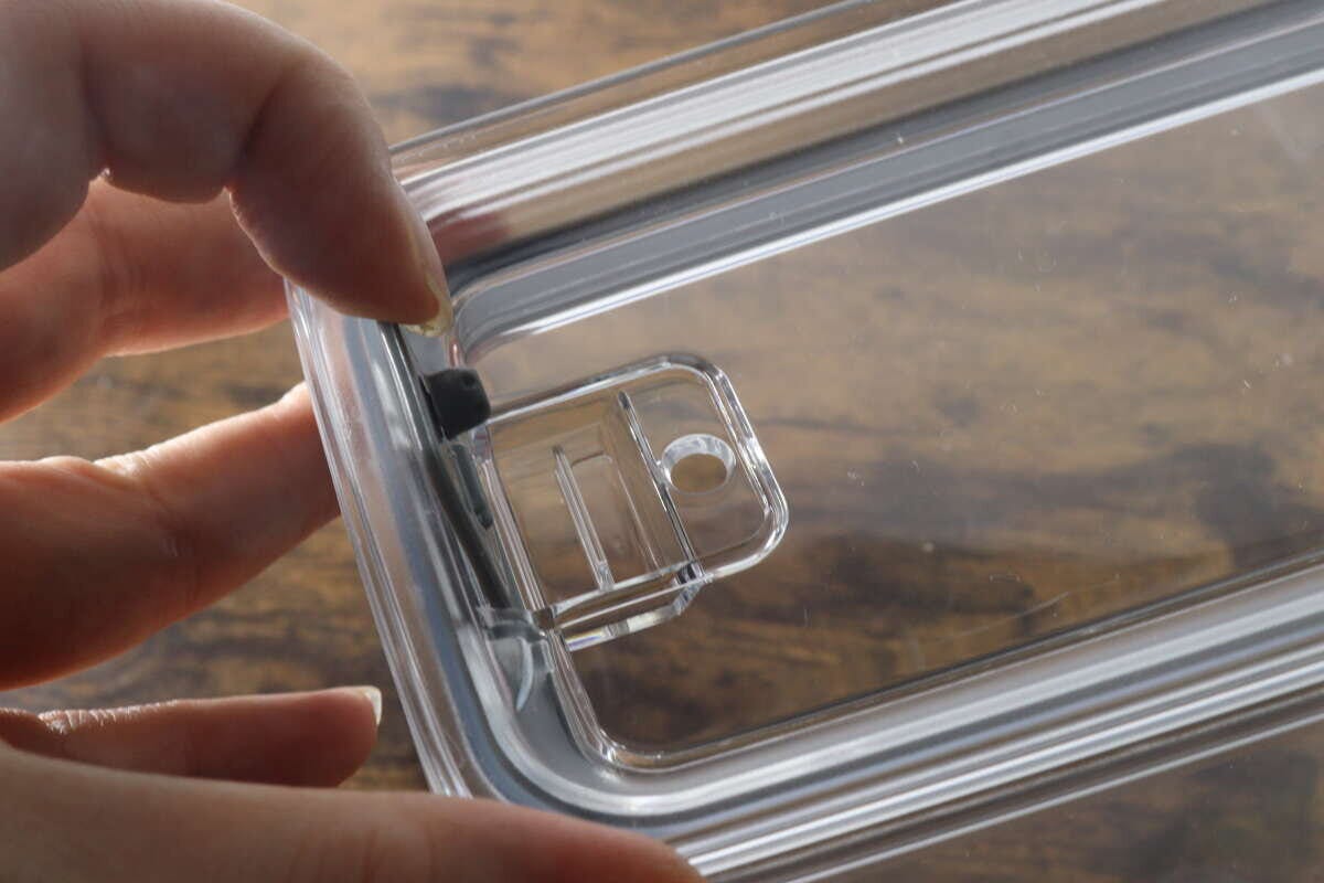 密閉容器のフタ裏側にあるパッキンと開閉部分の構造 密閉容器のフタ裏側にあるパッキンと開閉部分の構造
