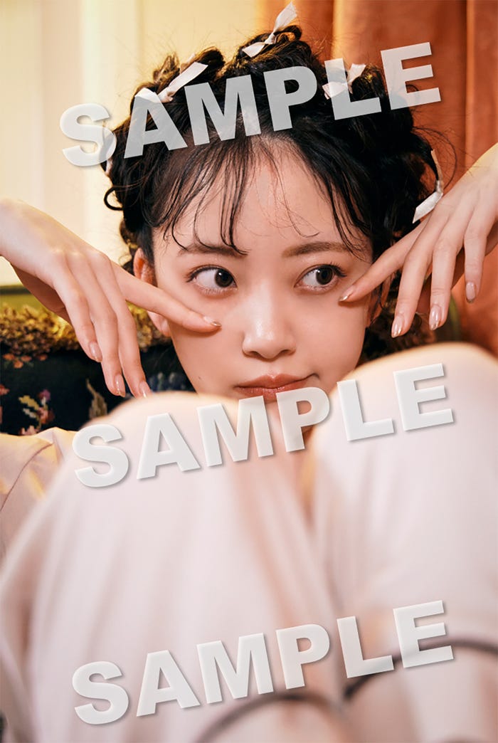 「堀未央奈卒業記念フォトブック」星野書店店頭/オンライン 限定ポストカード(C)主婦と生活社