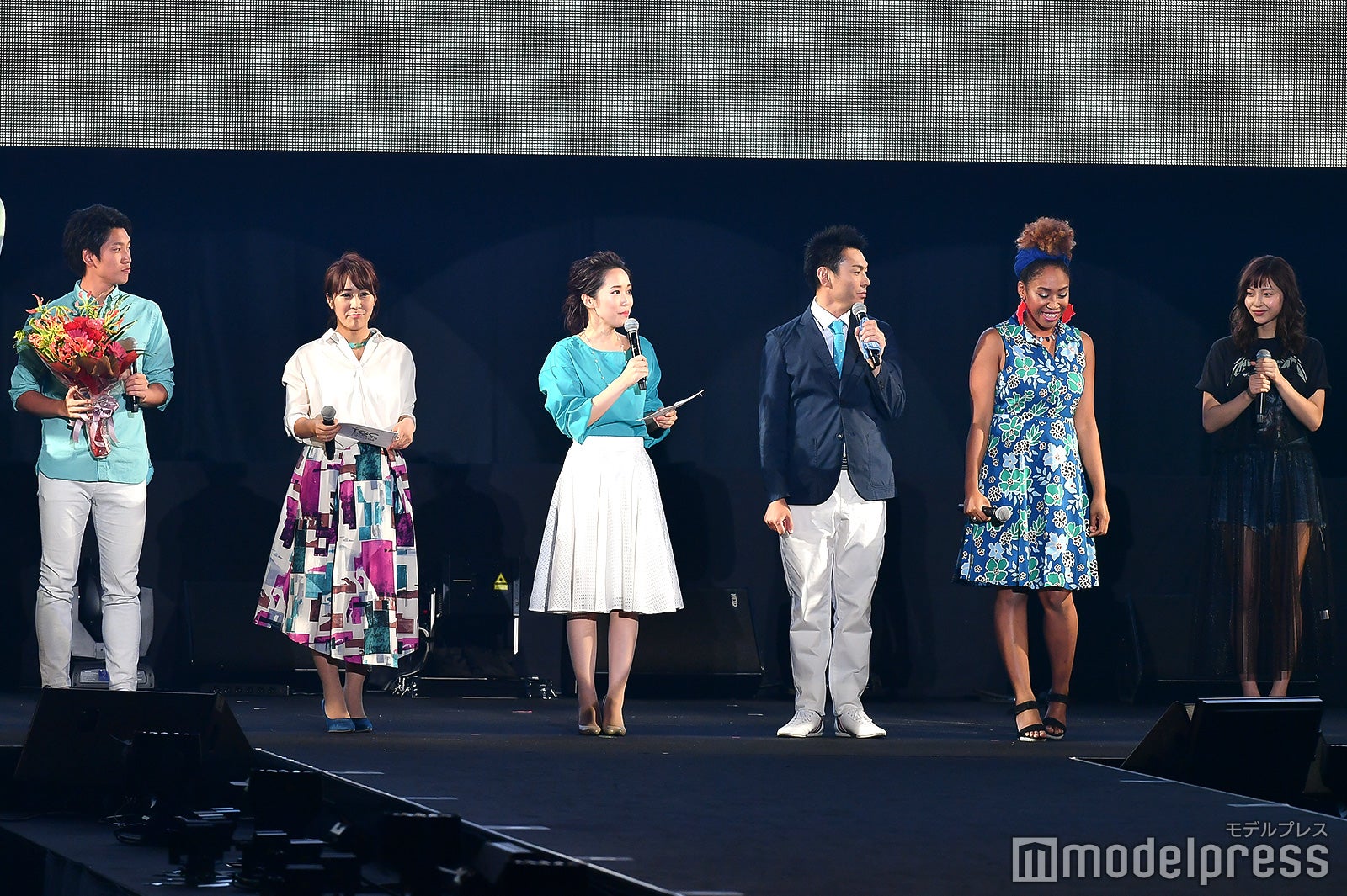 （右端）杉本美穂（C）モデルプレス