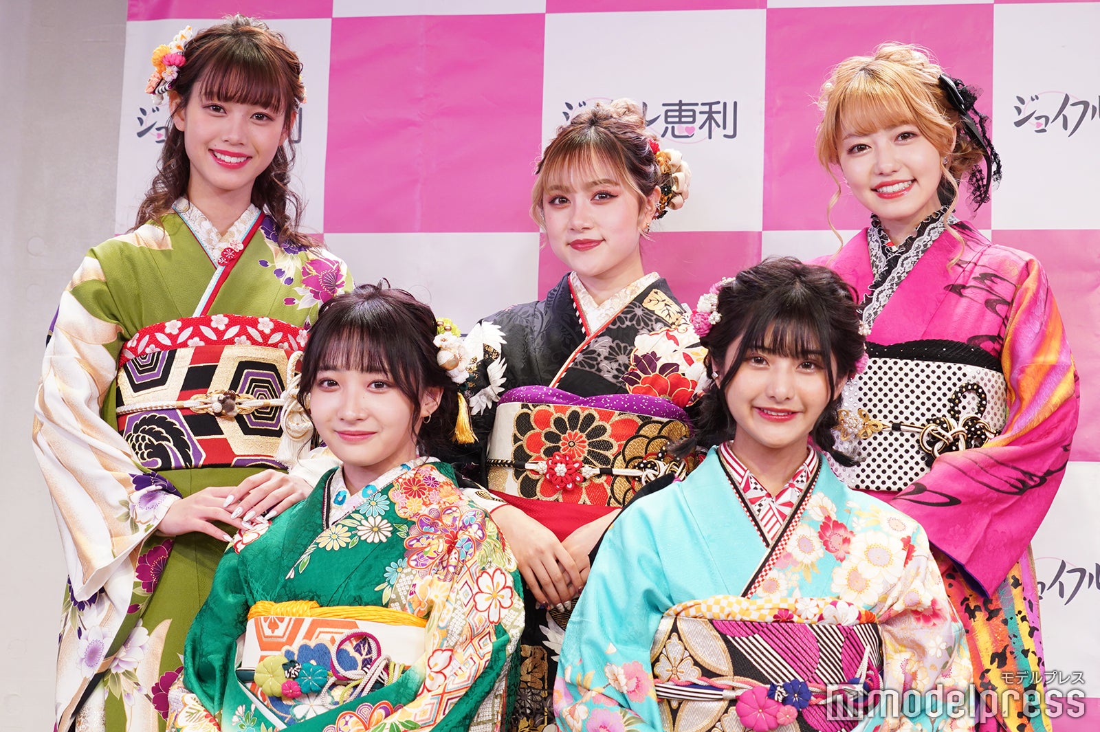 （前列左から）石川翔鈴、横田未来（後列左から）粕谷音、樽井みか、高橋かの （C）モデルプレス