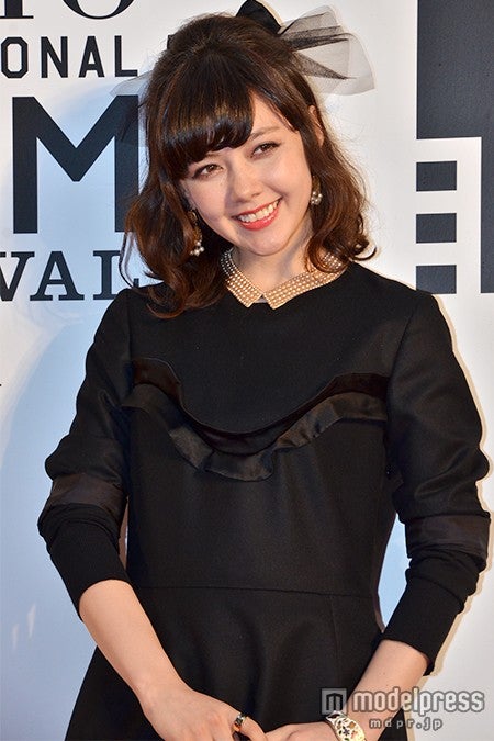 オールブラックのクラシカルスタイルを披露した遠藤新菜