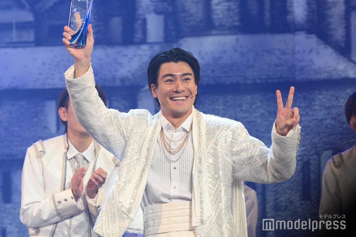 亀梨和也からのプレゼントにピースで喜ぶ森本慎太郎(C)モデルプレス