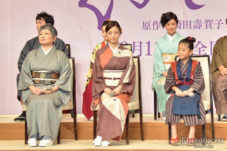 映画「おしん」完成披露会見に出席した（前列左より）泉ピン子、上戸彩、濱田ここね（後列左より）満島真之介、井頭愛海、小林綾子