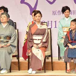 映画「おしん」完成披露会見に出席した(前列左より)泉ピン子、上戸彩、濱田ここね(後列左より)満島真之介、井頭愛海、小林綾子