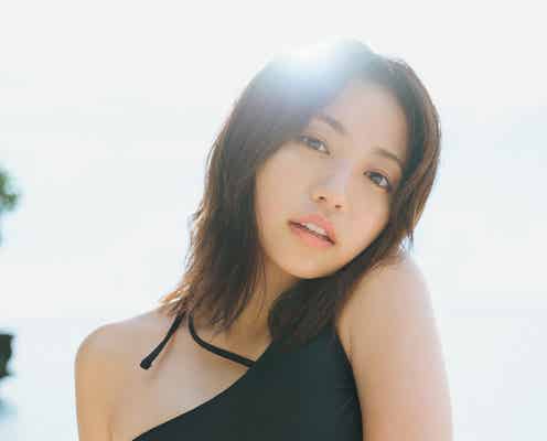 大原優乃、美谷間くっきり 黒ビキニ姿で魅了