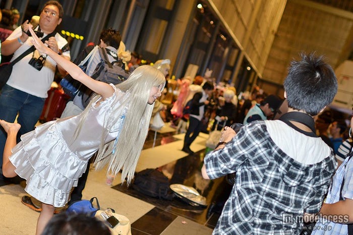 人気コスプレイヤーの周りには人だかりができ撮影会がスタート