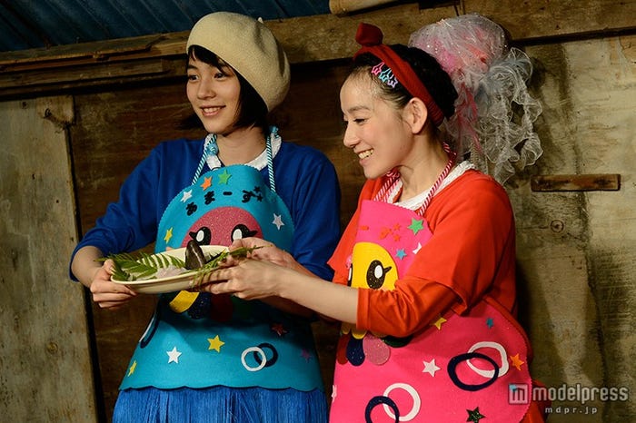 (左から)能年玲奈、篠原ともえ(C)テレビ朝日