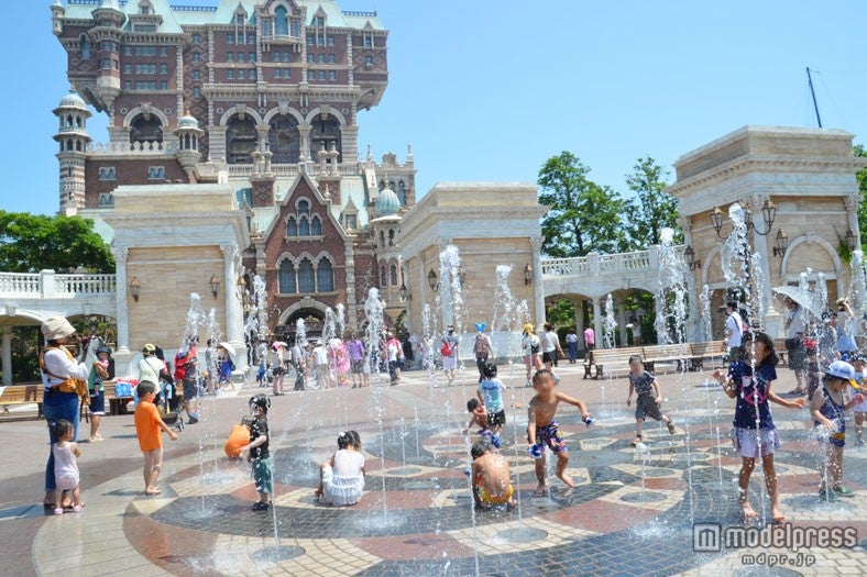 アメリカンウォーターフロントの広場で水浴びする子供たち（TDS)