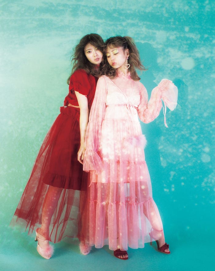 左:白石麻衣、右:中村里砂(写真提供:徳間書店)