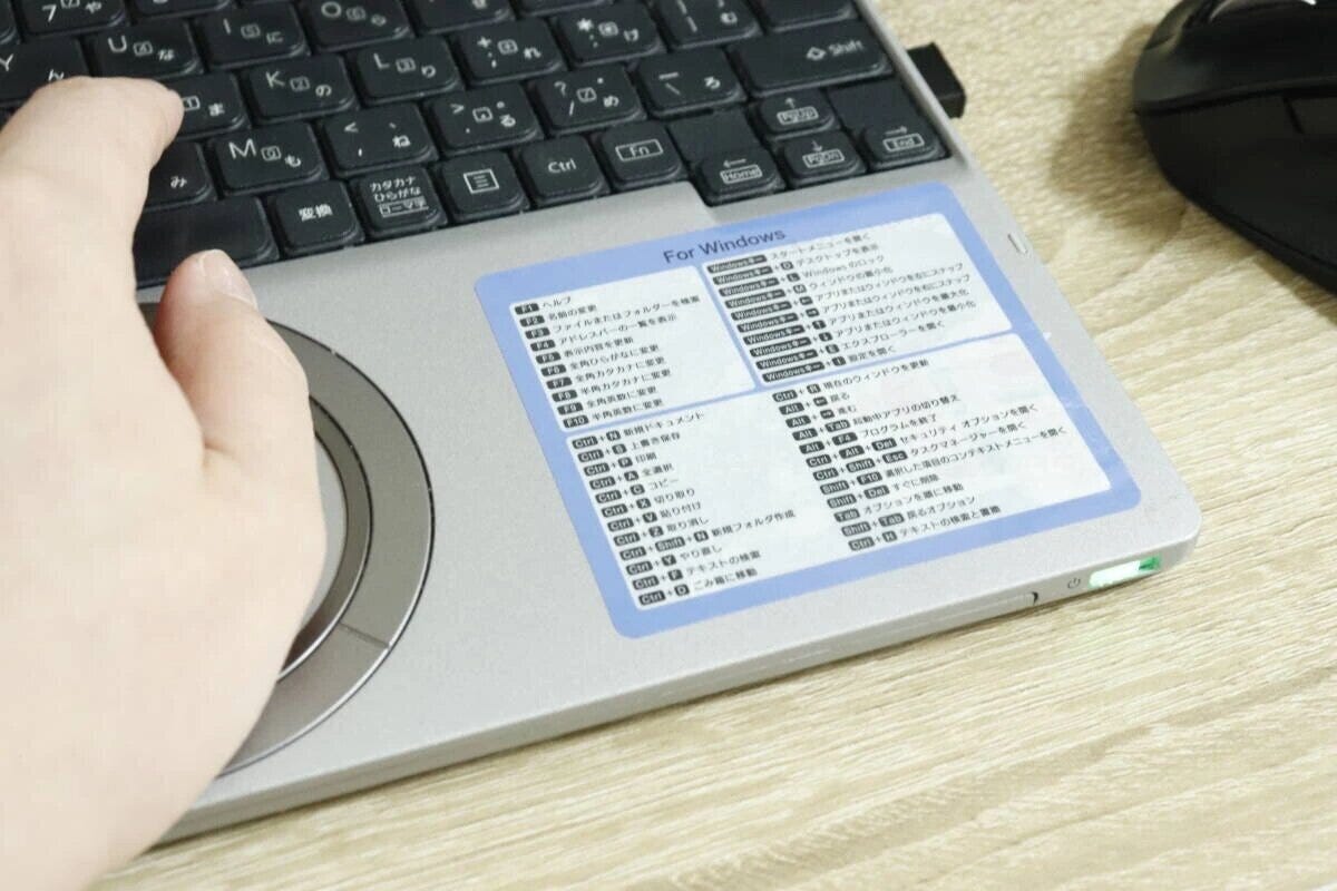 ノートPCのパームレストにショートカットキーステッカーを貼っている。 ノートPCのパームレストにショートカットキーステッカーを貼っている。