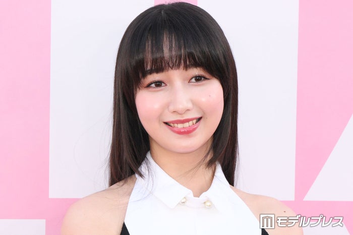 Cocomi、ミニスカから美脚スラリ 愛犬とのお出かけショットに絶賛の声「圧巻の脚線美」「映画のワンシーンみたい」