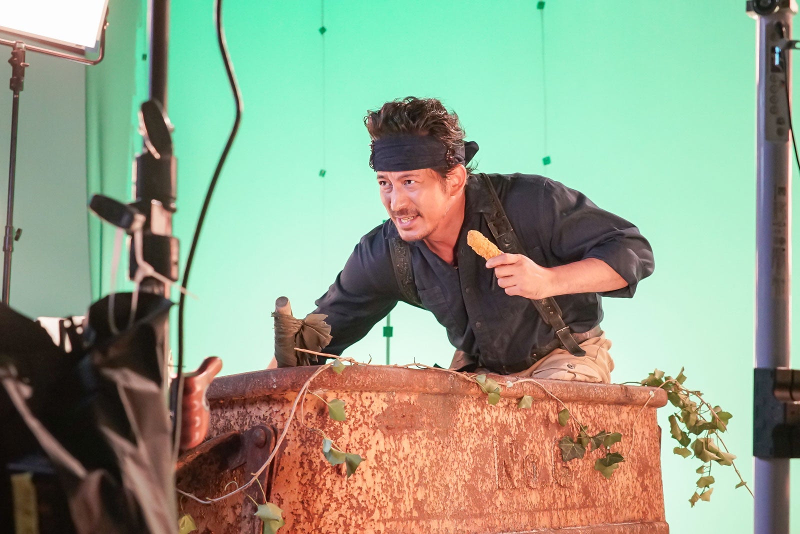 岡田准一／新CM「チキチキン THE ガーリックペッパー」篇メイキングより（提供写真）